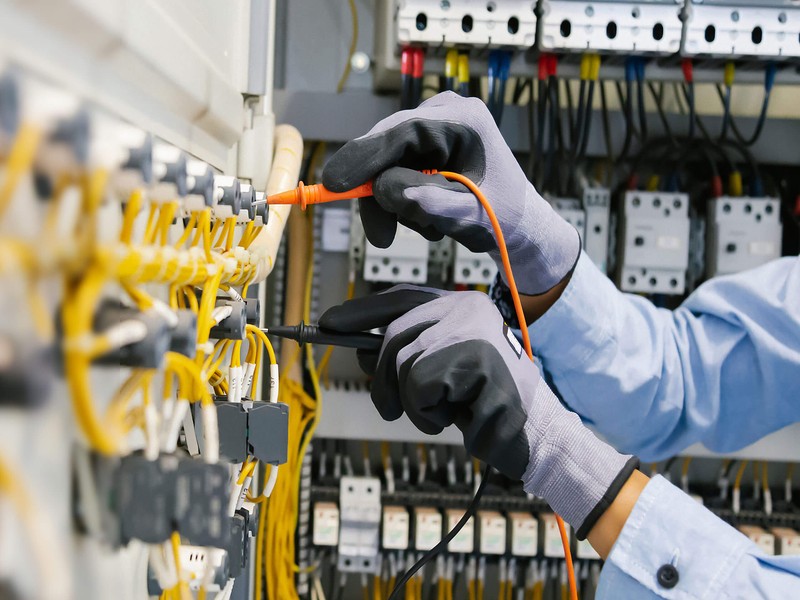 Signs You Need a Professional Commercial Electrician Immediately