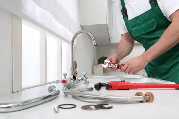 Emergency Plumber Service Available When You Need It Most